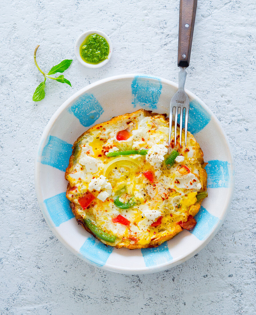 Schafskäse-Paprika-Frittata und Pesto