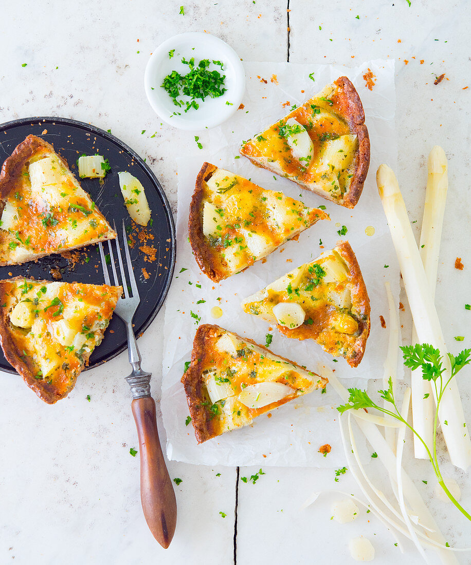 Mehrere Stücke Spargelquiche