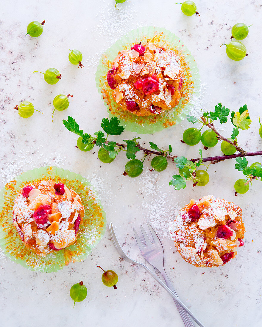 Stachelbeer-Muffins mit Mandelblättchen