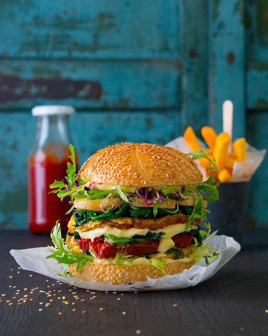 Veggie burger with chips