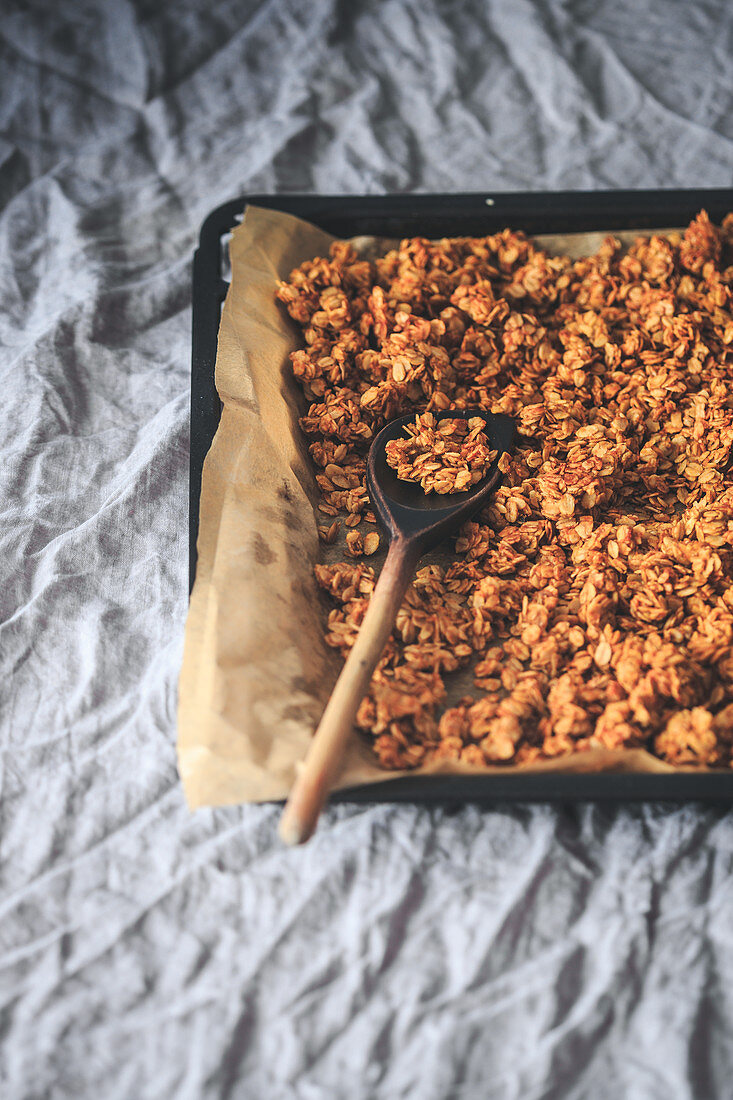 Selbstgemachtes Granola auf Backblech