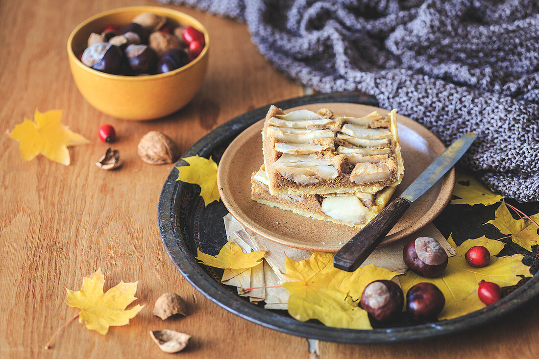 Zwei Stücke einer Apfel-Walnuss-Pie