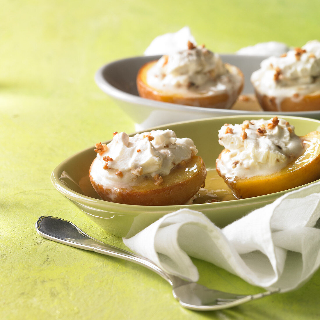 Oven-roasted peaches with cream and roasted walnuts