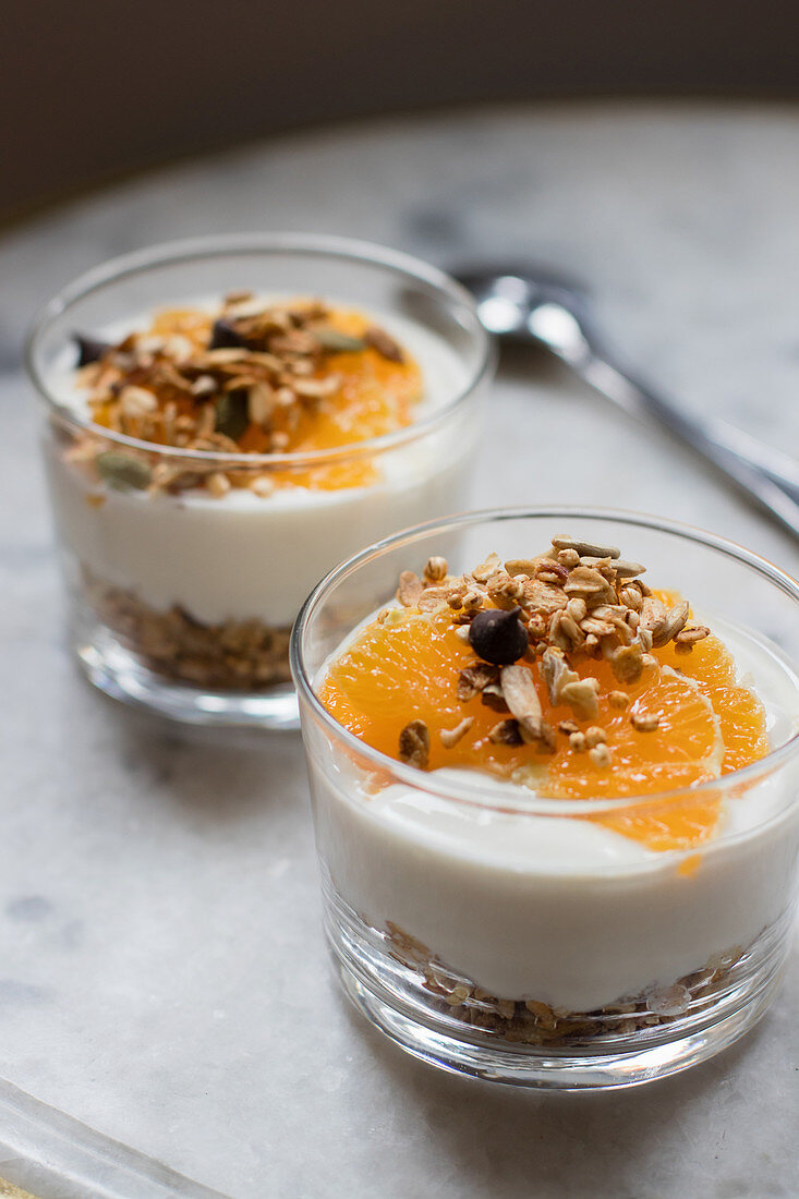 Joghurt mit Quinoa-Granola und Orangenfilets