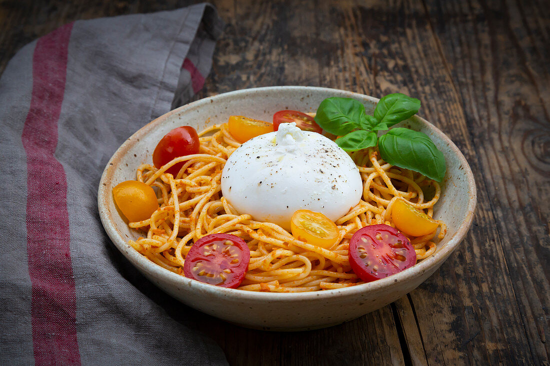 Spaghetti mit Pesto Rosso, Kirschtomaten und Burrata