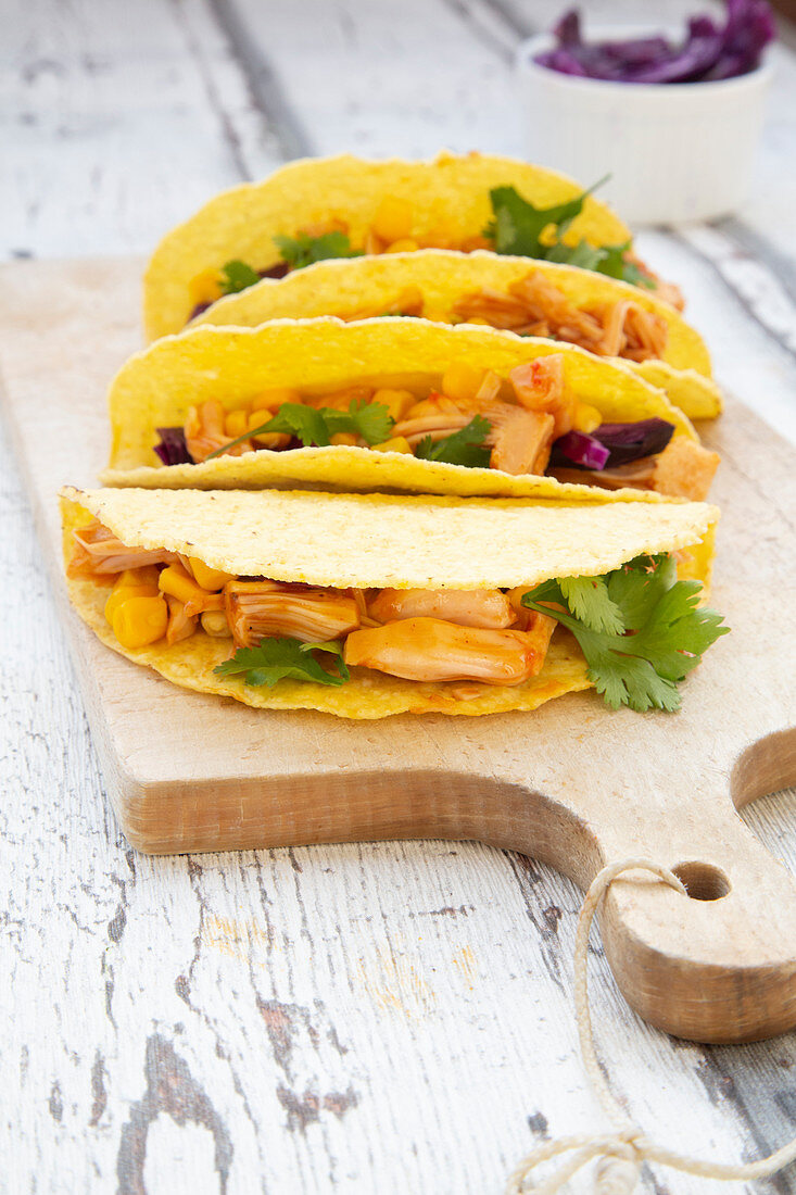 Vegetarische Jackfruit-Tacos mit Mais, Rotkohl und Koriander