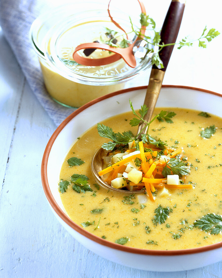 Kartoffelcremesuppe mit Kerbel und Gemüseeinlage