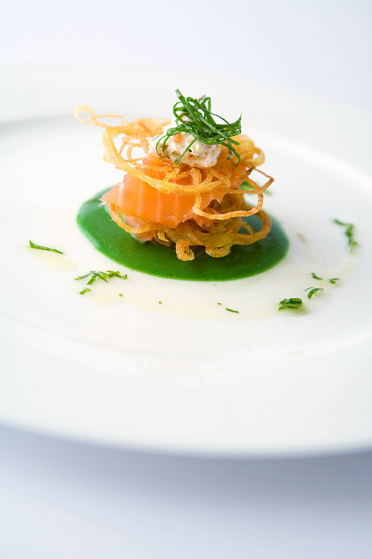 Gebeizter Lachs mit Kartoffelrösti auf Sauerampfersauce