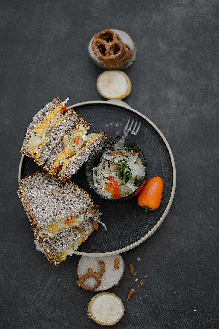 Sandwiches mit Obatzda, Salzbrezeln und Paprika-Krautsalat