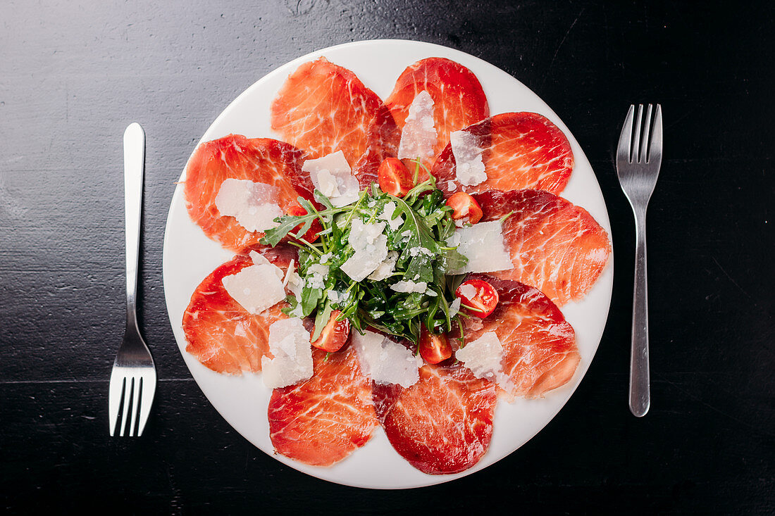 Beef Jerk Carpaccio mit Tomaten, Rucola und Parmesan