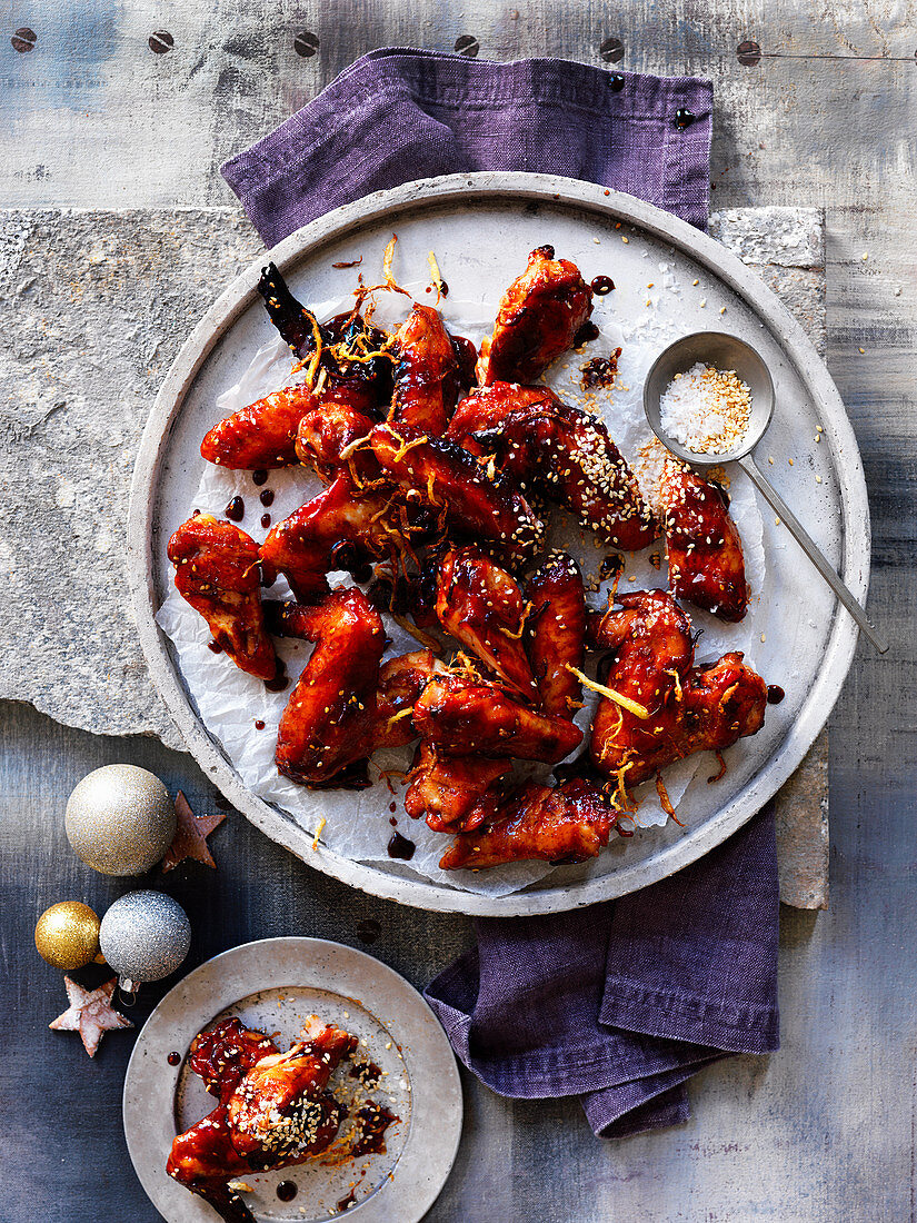 Sticky Chicken Wings mit Sesamsalz zu Weihnachten