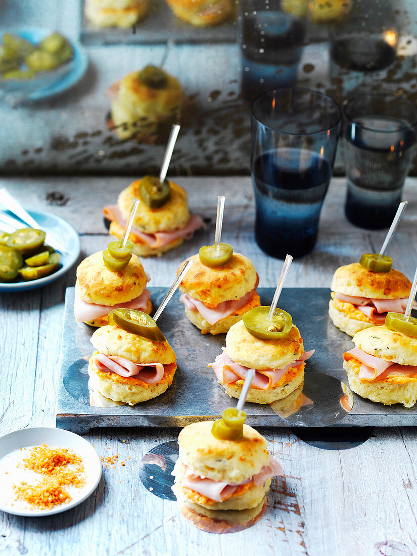 Mini-Scones mit Schinken und Jalapenos zu Weihnachten