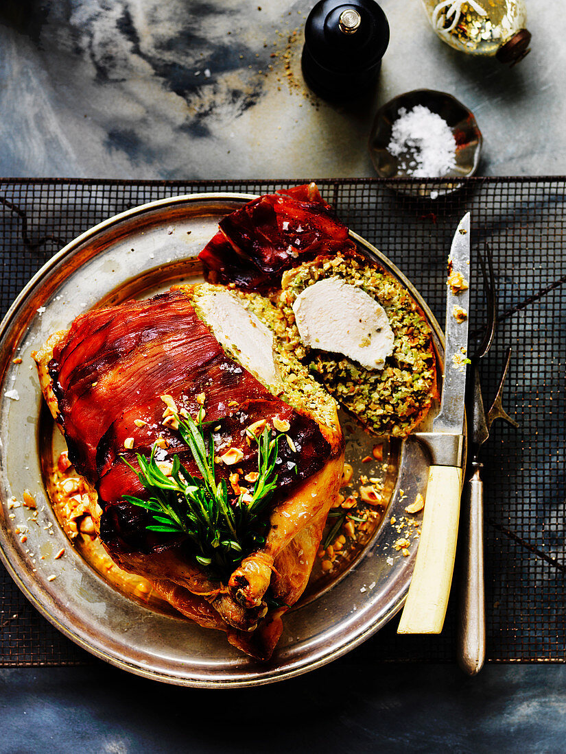 Brathähnchen im Prosciuttomantel mit Nüssen zu Weihnachten