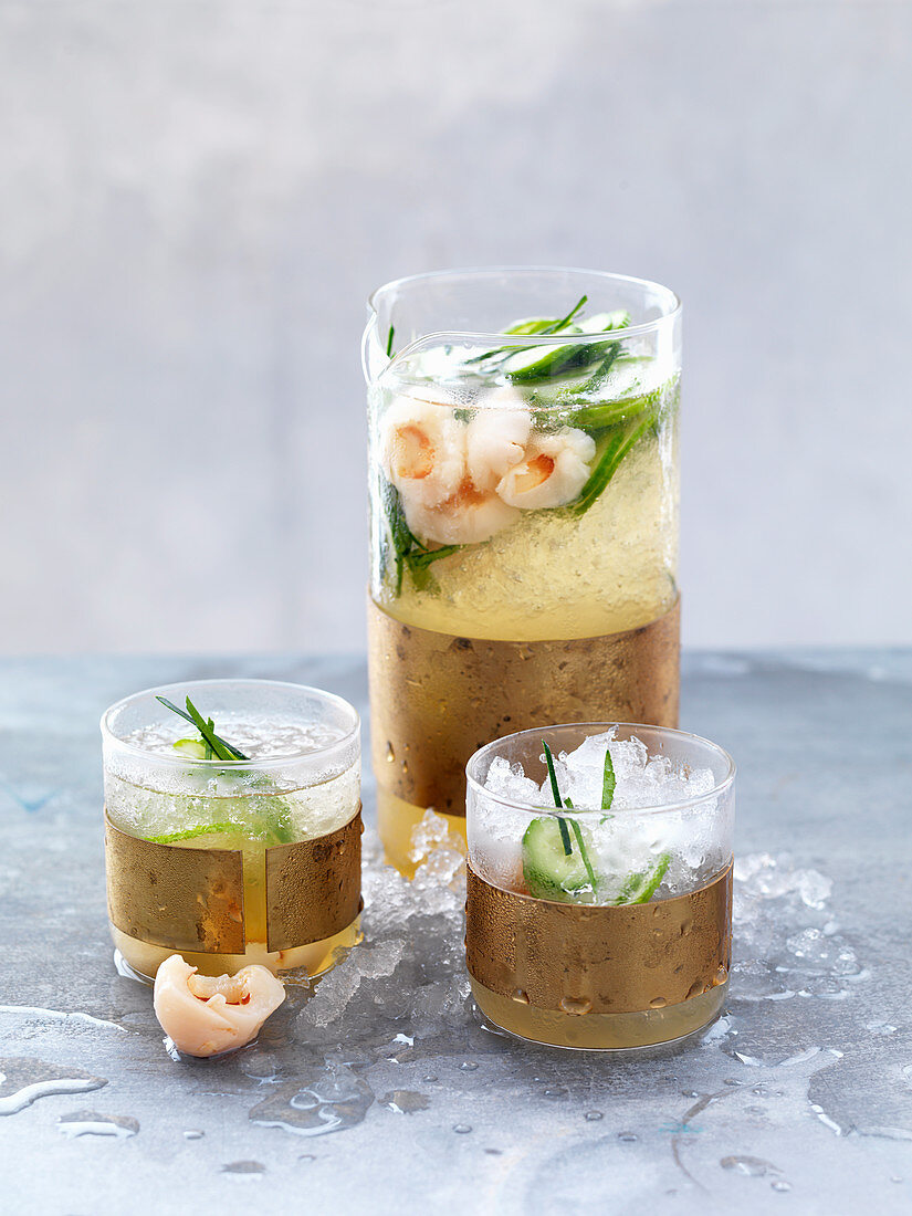 Grüner-Tee-Cocktail mit Gurke und Litschi