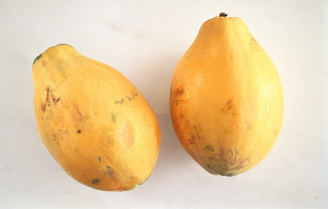 Zwei Papayas Sorte 'Solo'