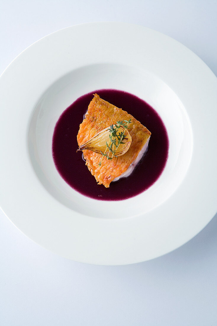 Red mullet in red cabbage sauce