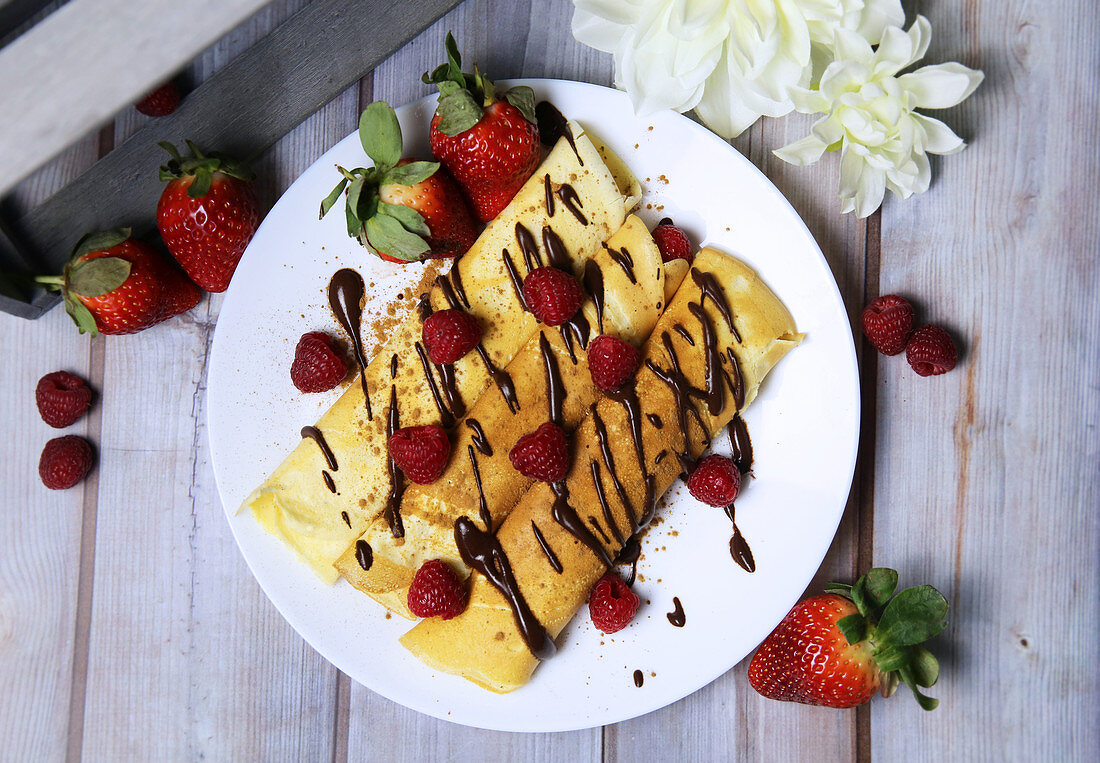 Crepes mit Beeren und Schokolade