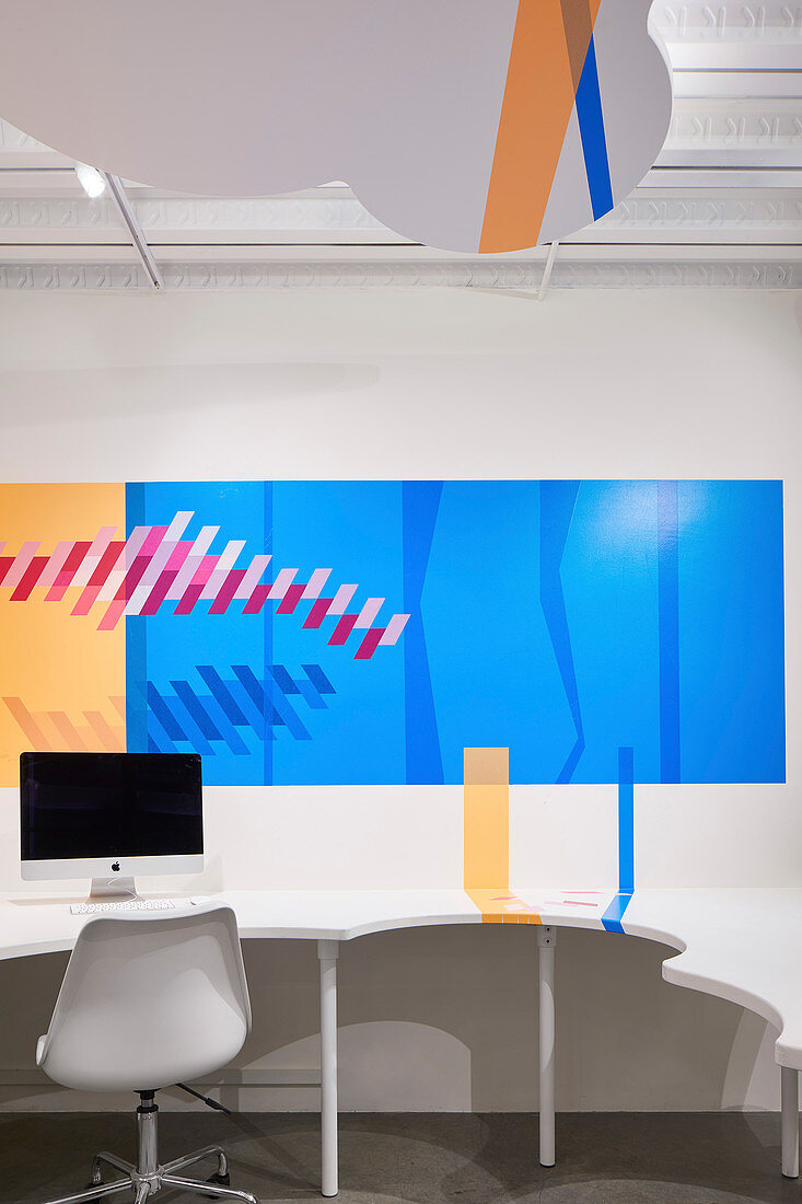 Grafische Tisch- und Wandgestaltung für ein Büro, abgehängte Decke in Wolkenform, HARU Gallery, London