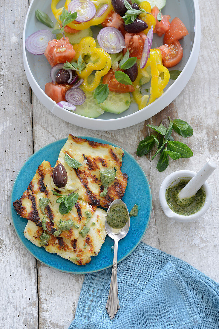 Halloumi mit Pesto und Gemüsesalat