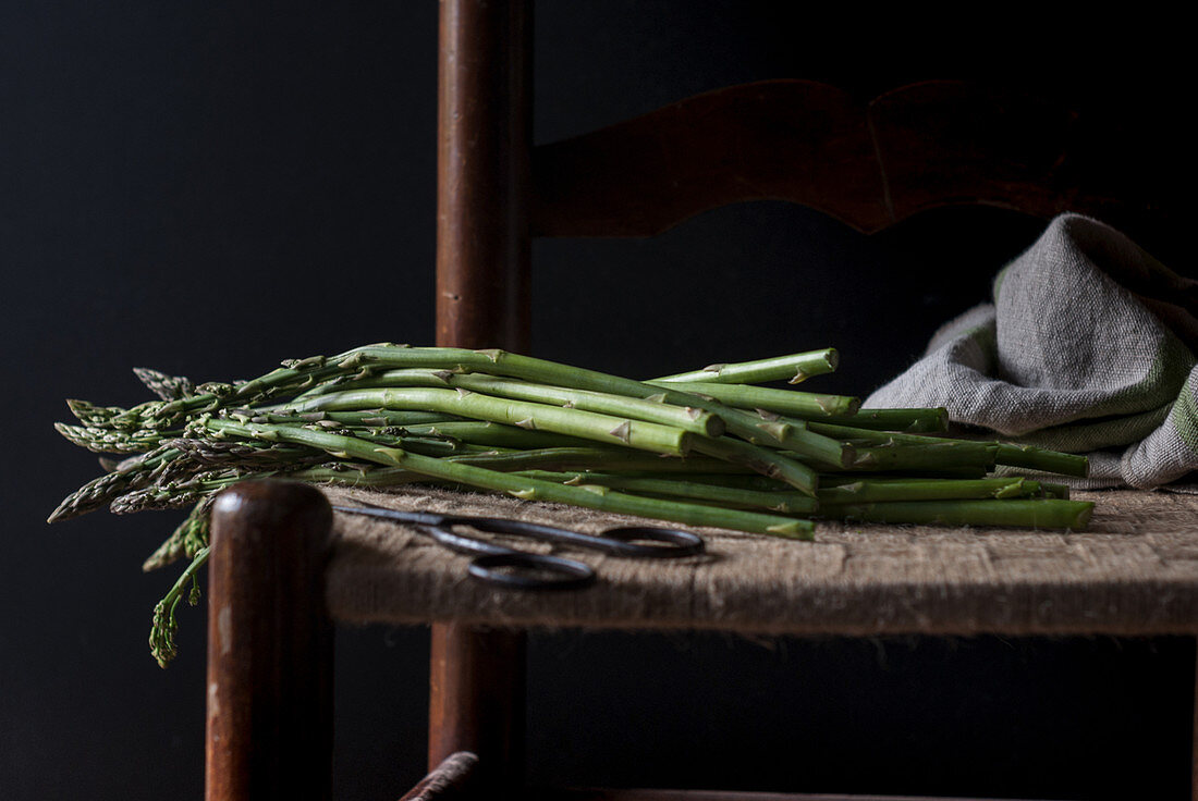 Frischer wilder Spargel auf Stuhl liegend