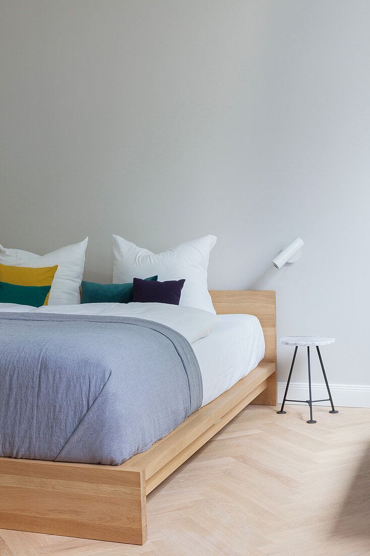 Doppelbett aus Holz im Altbau-Schlafzimmer