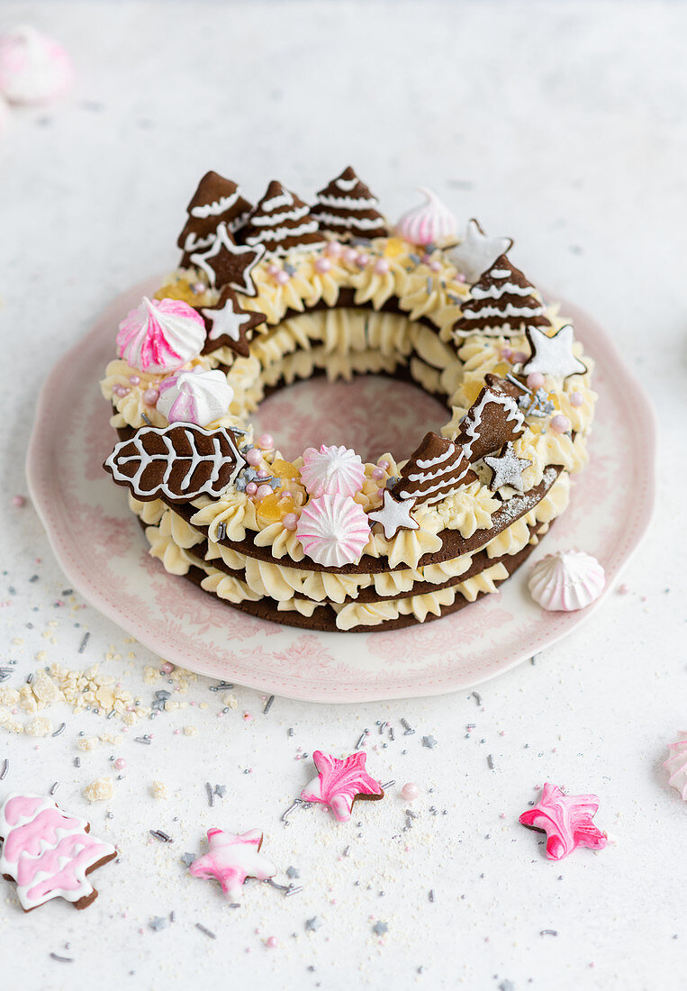Weihnachtsplätzchen-Torte mit weißer Schokoladencreme
