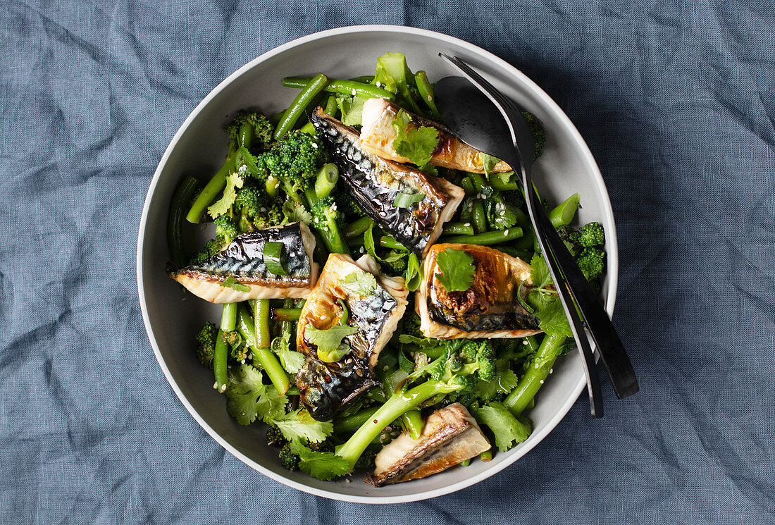 Grilled mackerel with broccoli