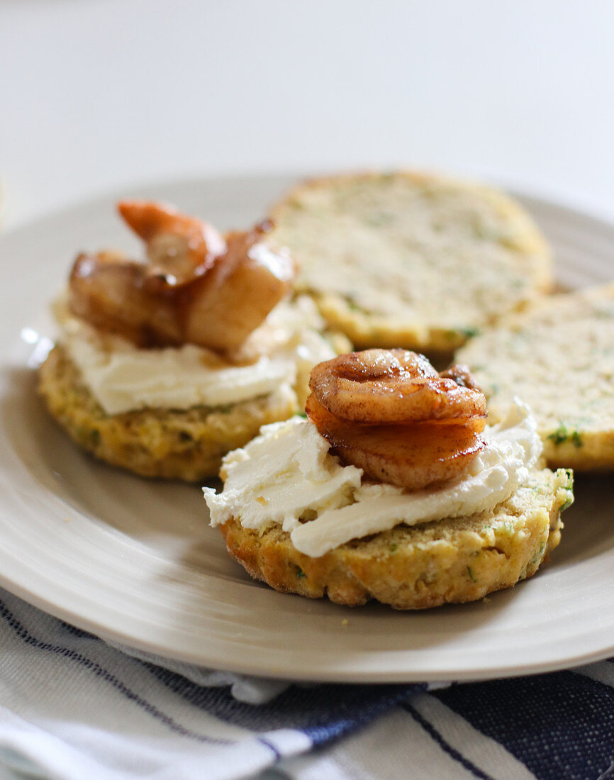 Rolls with scallops and cream cheese