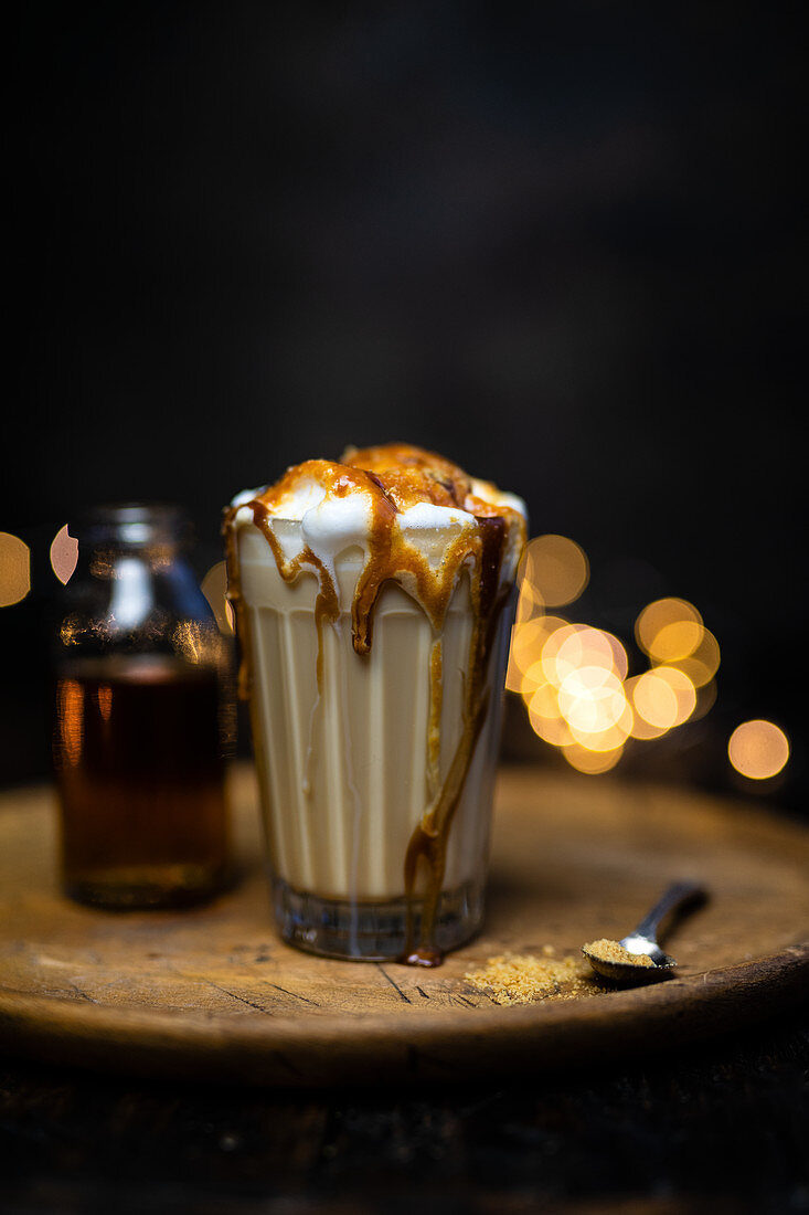 Latte macchiato mit Milchschaum und Karamelsirup