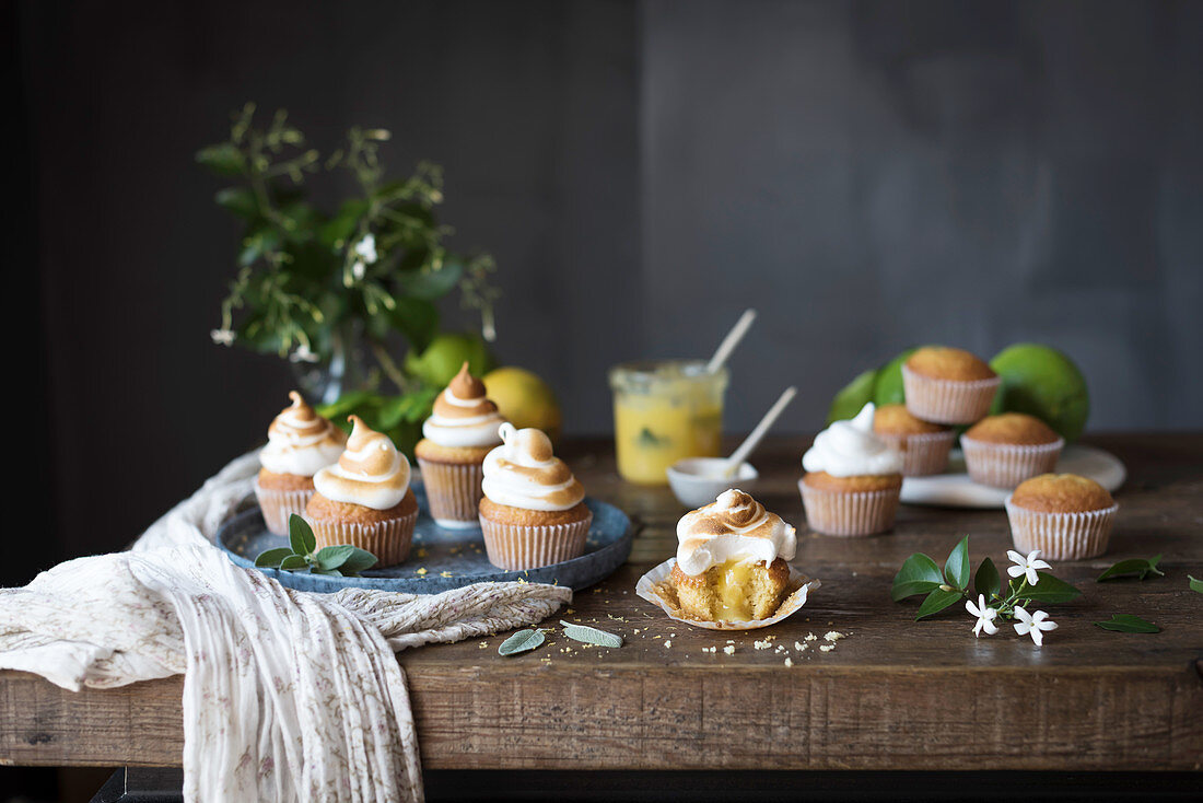 Baiser-Cupcakes und Zitronencreme