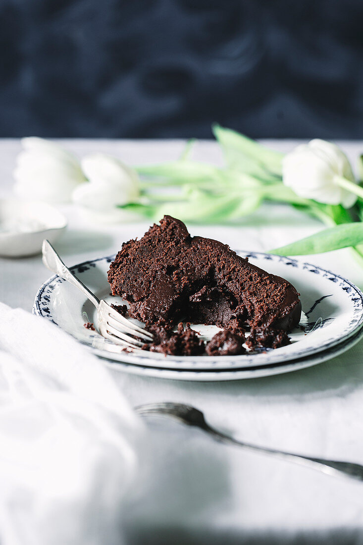 Angegessener Schokoladenkuchen auf Teller