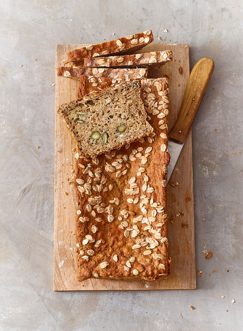 Dinkelflocken-Saaten-Brot mit Honig