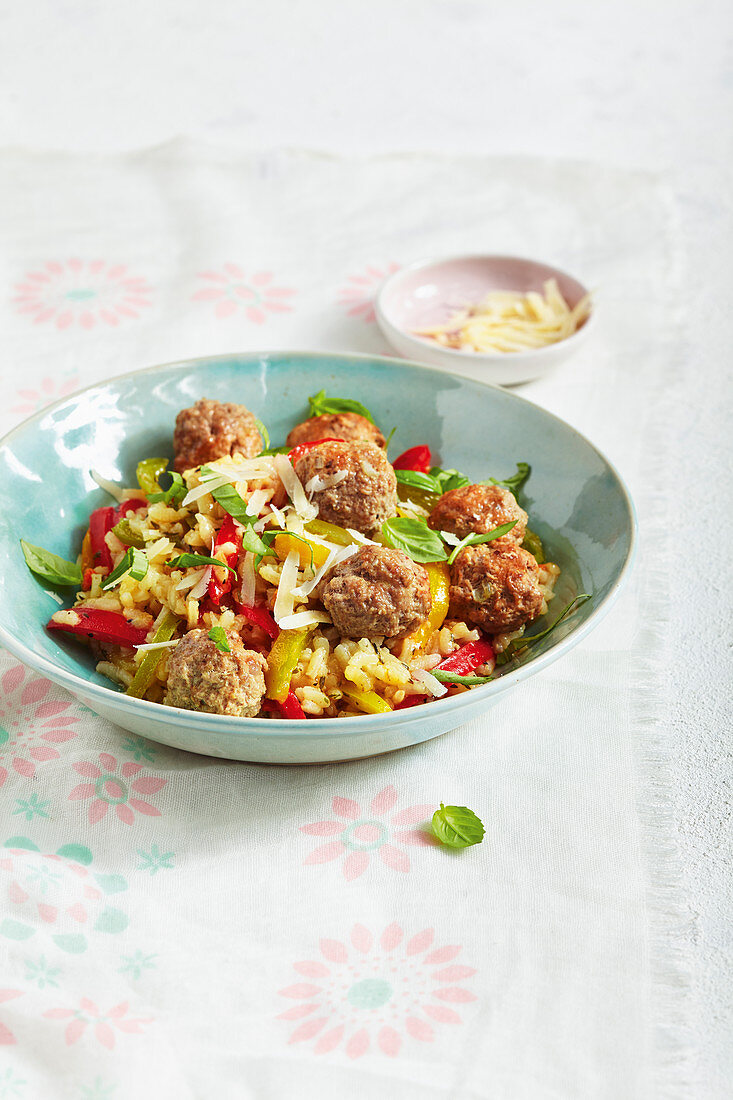 Paprika-Risotto mit Hackfleischbällchen