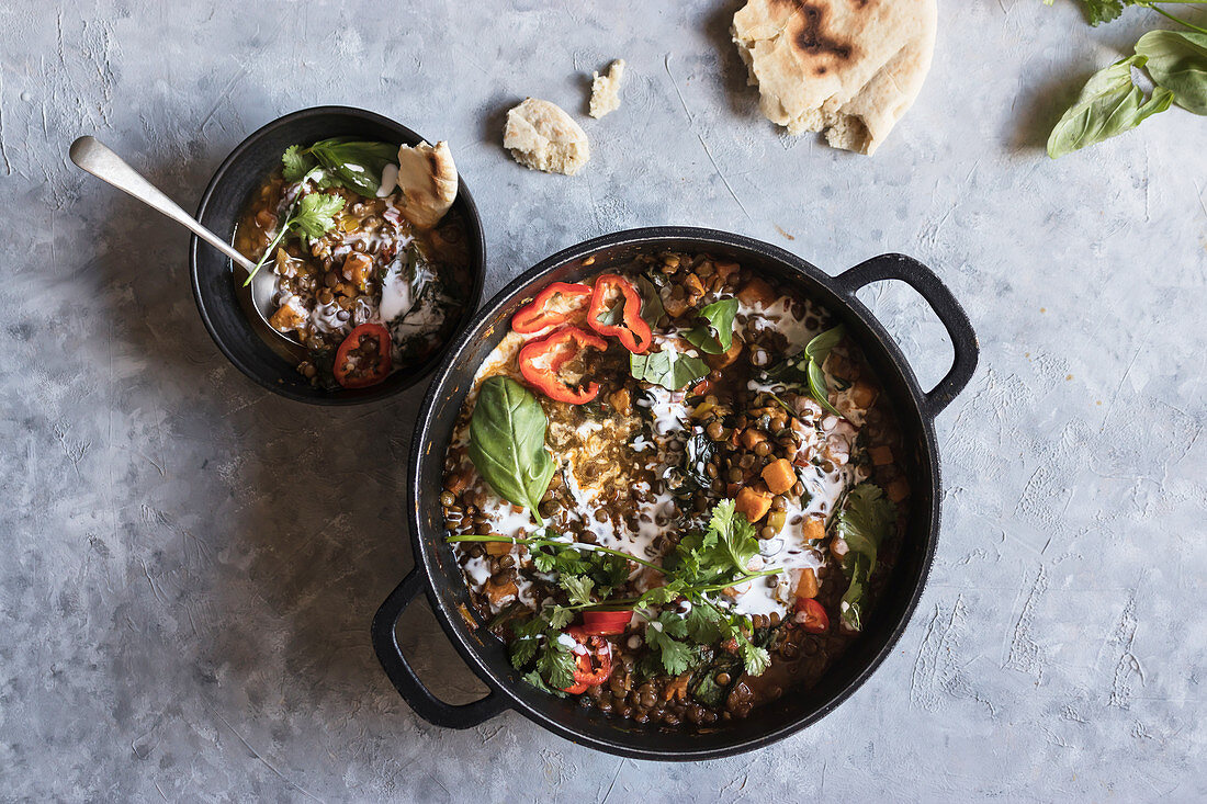 Linsen-Süßkartoffel-Curry in Topf und Schälchen