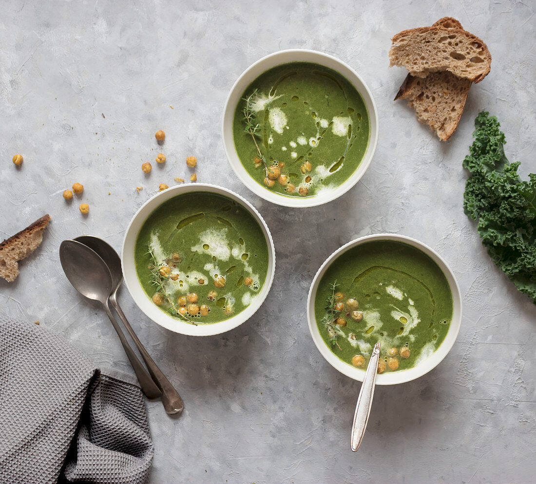 Bowls with spinach cream with kale and fennel