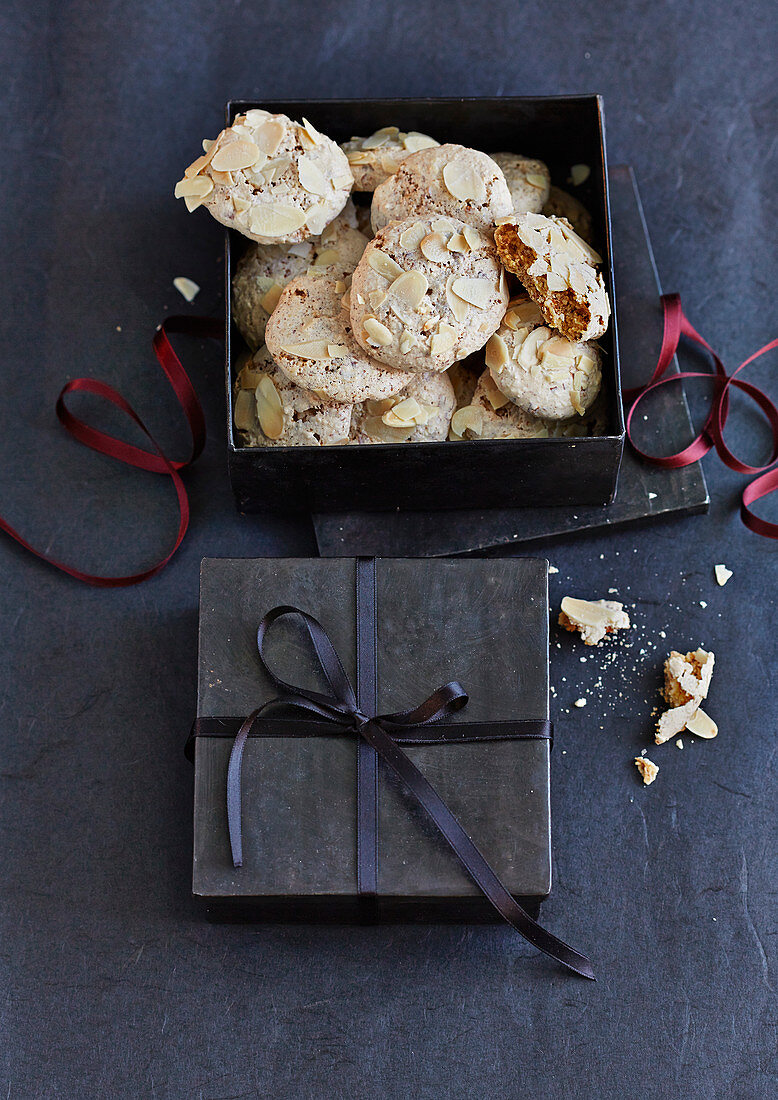 Cinnamon and almond biscuits