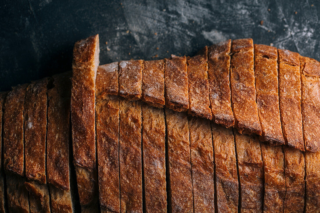 Hausgemachtes rustikales Brot, in Scheiben geschnitten