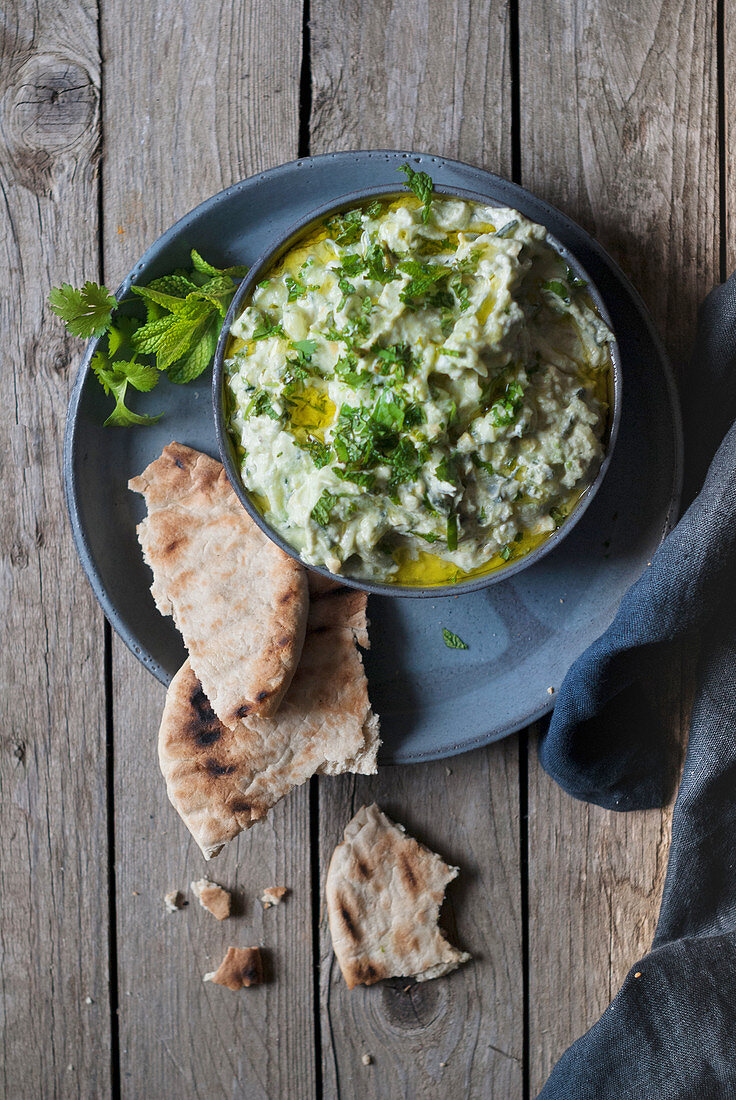 Tzatziki mit Avocado und Kräutern, dazu Pitabrot