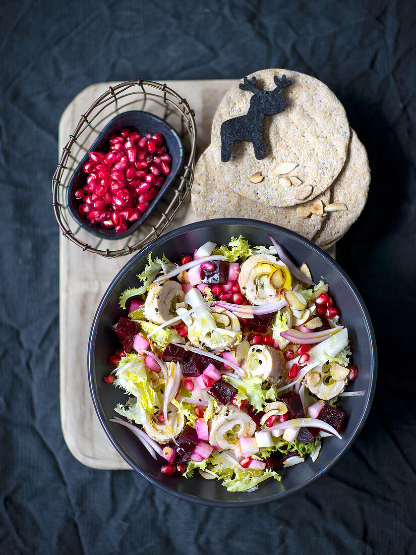 Gemischter Salat mit Rote Bete, Rübchen und Puten-Ingwer-Röllchen