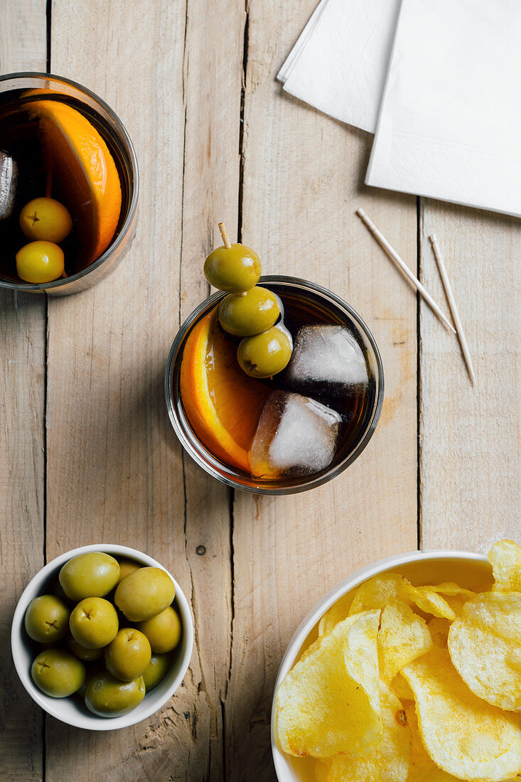 Wermut Cocktails mit Olivenspieß und Chips