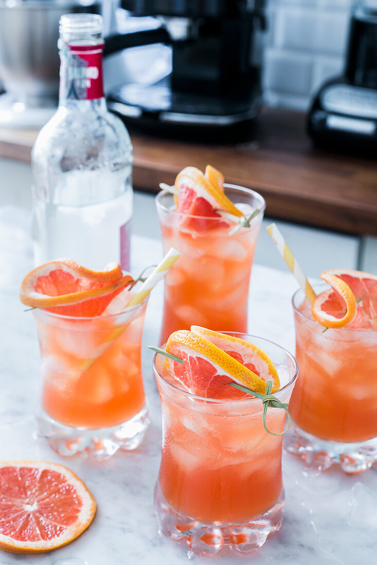 Grapefruitcocktail mit Gin und Wodka