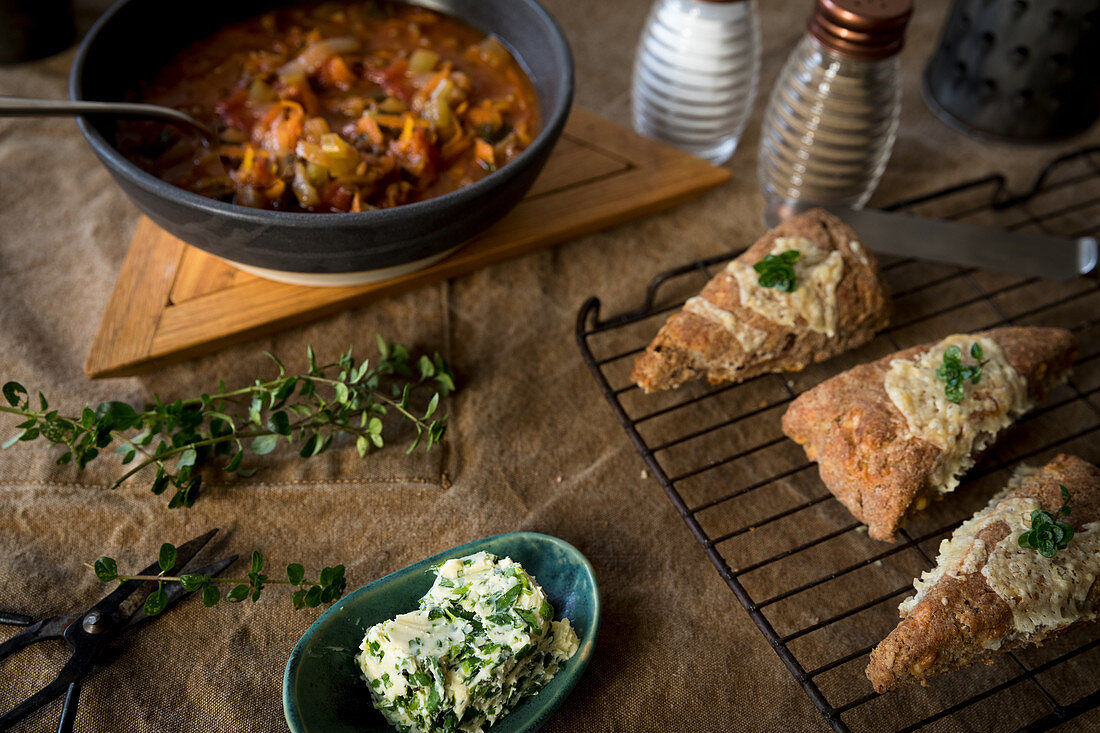 Vollkorn-Käse-Scones mit Kräuterbutter und Suppe