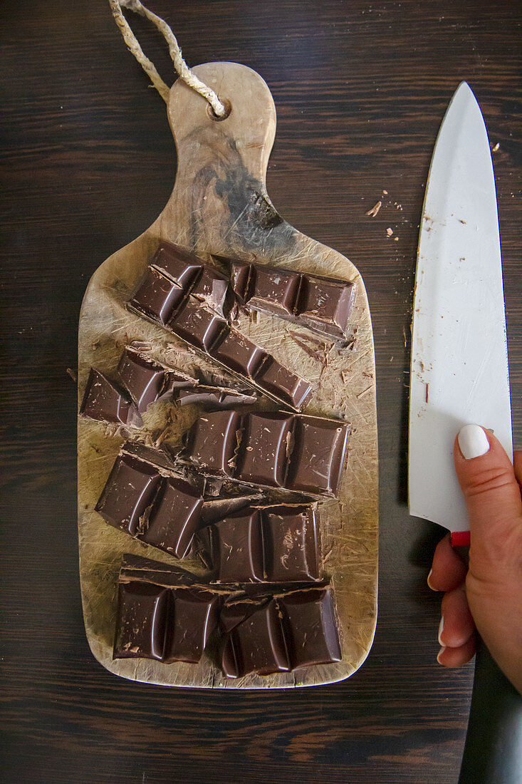 Schokolade auf Holzbrett in Stücke geschnitten