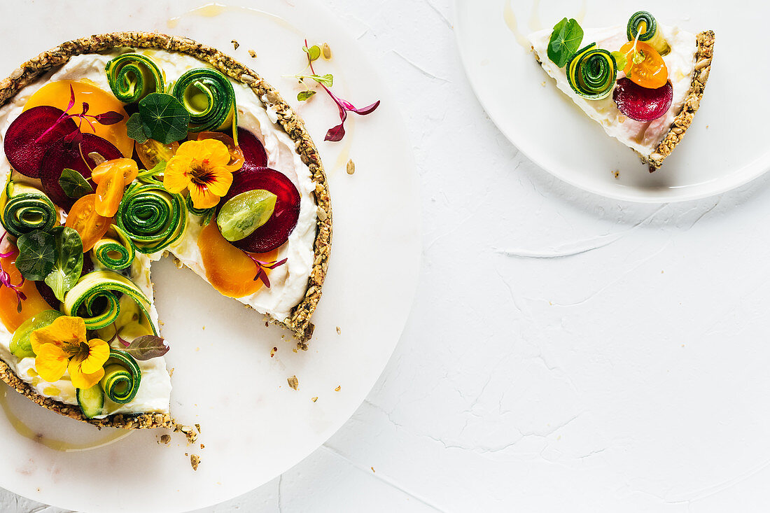 Ricotta-Tarte mit Saatenkruste, Gemüse und Kapuzinerblüten