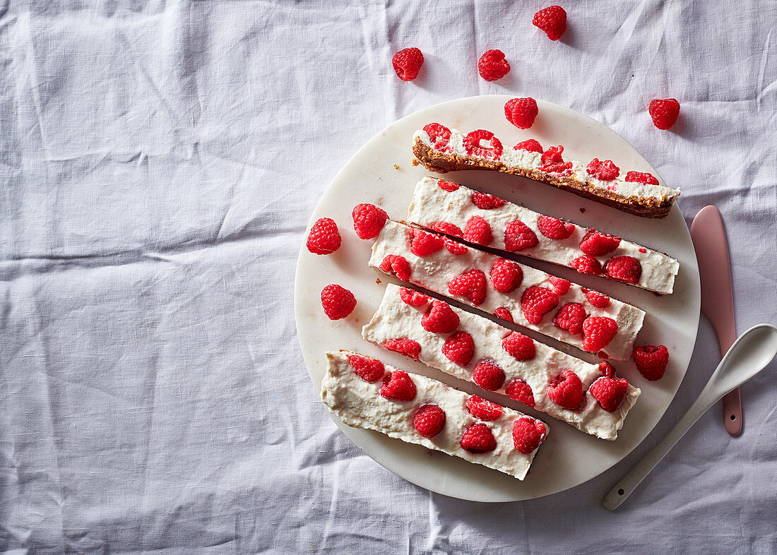 Käsekuchenstreifen mit Himbeeren ohne Backen