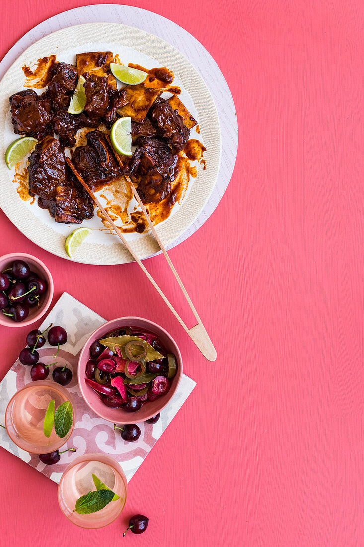 Marinierte Short Ribs mit eingelegten Jalapenos, Pflaumen und Kirschen