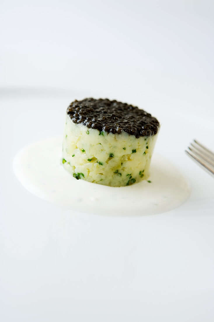 Kartoffeltörtchen mit Kaviar und Sauerrahmsauce