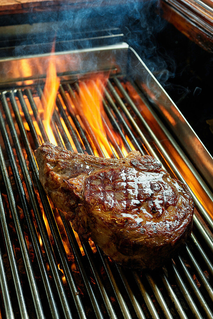 Ribeye-Steak auf dem Grill mit Flamme