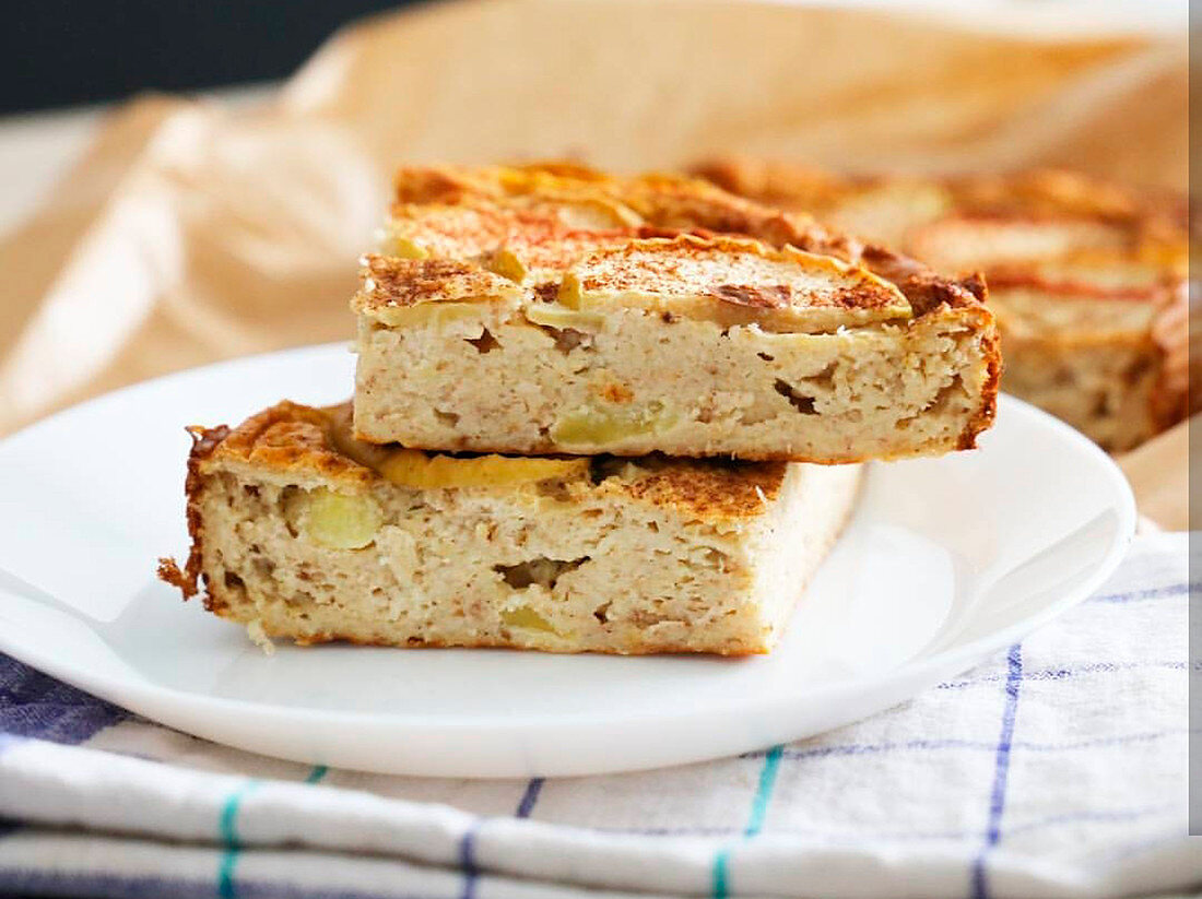 Zwei Stücke Apfelkuchen auf Teller