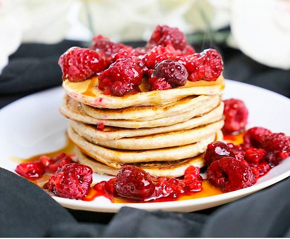 Gestapelte Pancakes mit Beeren